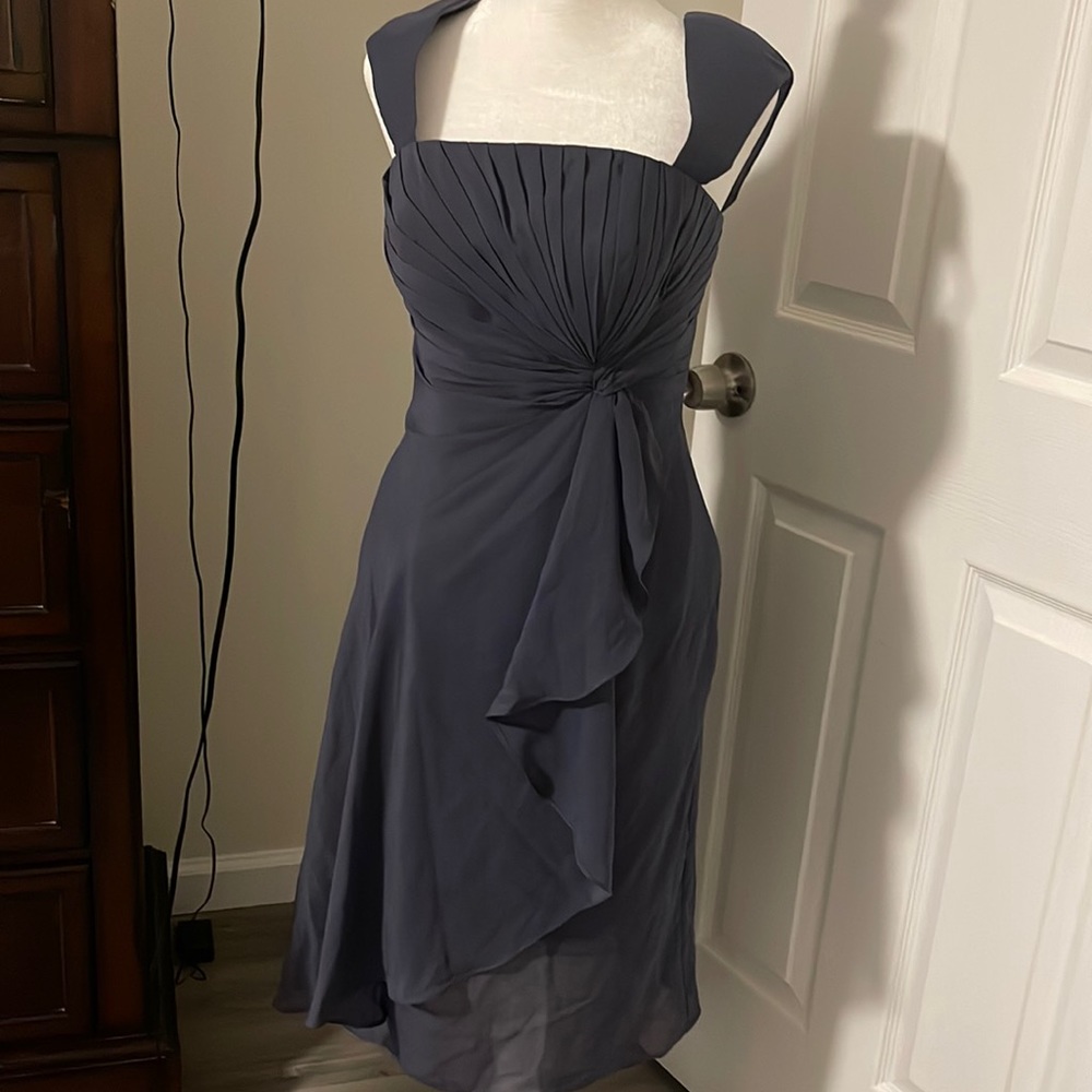 Vivían’s Bridal Women’s MIdi Dress Color Gray.